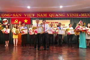 Chủ tịch UBND TPHCM Nguyễn Thành Phong tặng bằng khen cho các tập thể có thành tích xuất sắc trong nộp thuế