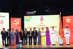 đồng chí Đặng Thị Ngọc Thịnh, Phó Chủ tịch nước CHXHCN Việt Nam trao Huân Chương Lao động hạng nhì cho HDBank 