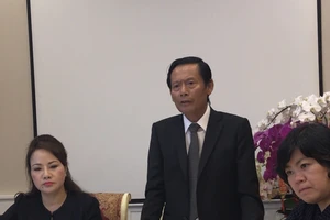 Bà Chu Thị Bình (bên trái) mời 2 luật sư Phan Trung Hoài và Đinh Ánh Tuyết tư vấn, hỗ trợ mặt pháp lý, bảo vệ quyền và lợi ích hợp pháp cho mình