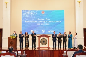 Chủ tịch UBND TPHCM Phan Văn Mãi tham dự Lễ đánh cồng khai trương giao dịch chứng khoán đầu xuân 2023. Ảnh: HẠNH NHUNG