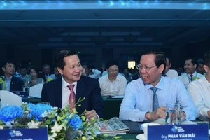 Phó Thủ tướng Lê Minh Khái và Chủ tịch UBND TPHCM Phan Văn Mãi tại hội thảo
