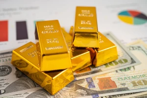 Vàng thế giới lập đỉnh mới, chỉ còn thấp hơn vàng SJC 800.000 đồng/lượng