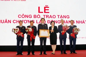 Chi Cục Hải quan cửa khẩu sân bay Tân Sơn Nhất nhận Huân chương lao động Hạng Nhất. Ảnh: ĐAN NGUYÊN