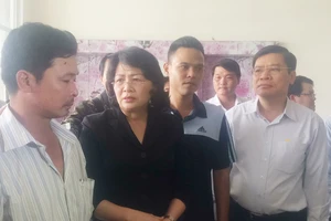 Phó Chủ tịch nước Đặng Thị Ngọc Thịnh thăm hỏi động viên gia đình các nạn nhân vụ cháy chung cư Carina Plaza. Ảnh: CHÍ THẠCH