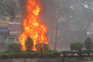 Ô tô bốc cháy dữ dội trên đường phố TPHCM
