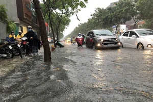 Cơn mưa lớn khiến nhiều tuyến đường vào sân bay Tân Sơn Nhất bị ngập. Ảnh: ĐAN NGUYÊN