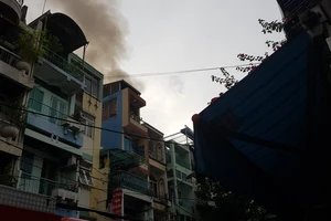 Căn nhà 4 tầng bốc cháy dữ dội, nhiều nhân viên chạy tán loạn