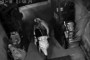 Hình một vụ trộm được camera ghi lại. 