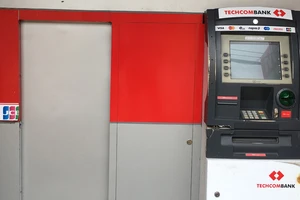 Hiện trường trụ ATM của Techcombank bị đập phá
