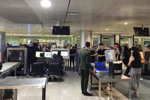 Hành khách làm thủ tục ở sân bay quốc tế Tân Sơn Nhất