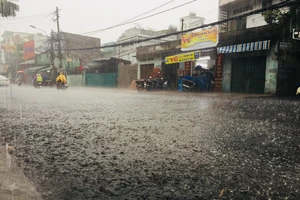  Cơn mưa "giải nhiệt" ở nhiều quận, huyện TPHCM trong dịp nghỉ lễ