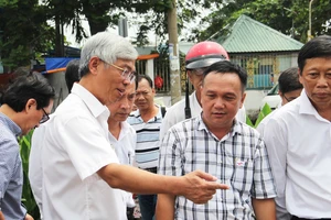 Ông Võ Văn Hoan, Phó chủ tịch UBND TPHCM cùng nhiều lãnh đạo khác đã có mặt ở khu vực vỡ bờ kè khảo sát, chỉ đạo khắc phục sự cố, thăm hỏi người dân. Ảnh: CHÍ THẠCH