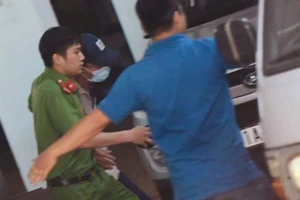 Công an đưa thẩm phán Nguyễn Hải Nam tới trụ sở để khám xét