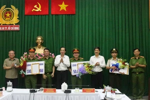 Phó Chủ tịch Thường trực UBND TPHCM Lê Thanh Liêm khen thưởng đơn vị phá án