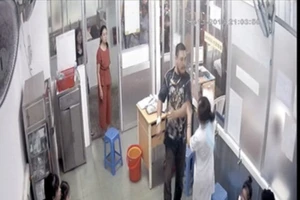 Hình ảnh cắt từ camera bệnh viện cho thấy người đàn ông hành hung nữ điều dưỡng. 