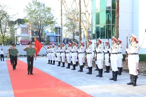 Bộ trưởng Tô Lâm duyệt đội danh dự của Công an tỉnh Đồng Nai.