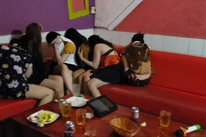Kiểm tra quán karaoke phát hiện nữ nhân viên khoả thân phục vụ khách
