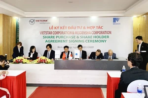 Quan cảnh buổi lễ ký kết đầu tư, hợp tác chiến lược kinh doanh ra mắt công ty sản xuất tủ bảng điện tử tại Việt Nam