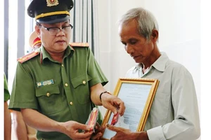 Thượng tá Huỳnh Tấn Lê trao quyết định thăng cấp bậc hàm trước niên hạn cho gia đình Thượng úy Nguyễn Phạm Thành Nhân