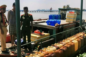 Lực lượng phát hiện có hơn 1.600 lít dầu không rõ nguồn gốc trên sông Đồng Nai. Ảnh: CA