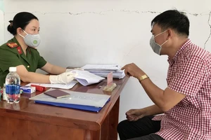 Một người dân được giải quyết đăng ký tạm trú tại Công an phường Thảo Điền vào chiều 20-3. Ảnh: KIỀU PHONG