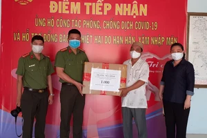 Thừa ủy quyền của Phó Thủ tướng Thường trực Trương Hòa Bình, đại diện Báo CAND tại TPHCM phối hợp cùng UB MTTQ Việt Nam quận 8 chuyển phần quà là 1.000 khẩu trang kháng khuẩn cao cấp tặng đồng bào Chăm quận 8, nhằm giúp bà con