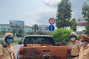 Phát hiện xe ô tô chở 10.000 cái khẩu trang y tế không rõ nguồn gốc xuất xứ ở sân bay Tân Sơn Nhất. Ảnh: CA