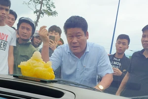 Hình ảnh Nguyễn Tấn Lương và nhóm giang hồ vây xe công an gây xôn xao dư luận ở tỉnh Đồng Nai, vào tháng 6-2019. 