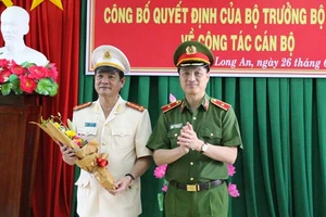 Thiếu tướng Nguyễn Duy Ngọc - Thứ trưởng Bộ Công an tặng hoa chúc mừng Đại tá Lê Hồng Nam