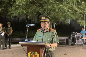 Đại tá Lê Hồng Nam - Giám đốc Công an TPHCM phát biểu tại buổi lễ ra quân tấn công trấn áp tội phạm. Ảnh: CHÍ THẠCH 