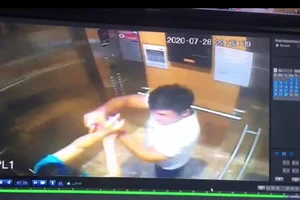 Hình ảnh cắt từ clip camera của thang máy chung cư 