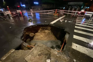 “Hố tử thần” xuất hiện trên đường phố sau cơn mưa lớn ở quận Gò Vấp