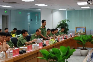 Thượng tá Thái Thanh Xuân – Trưởng phòng Tham mưu Công an TPHCM báo cáo tại buổi làm việc