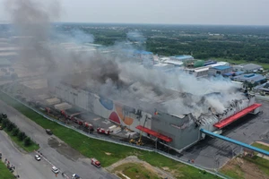 Đang cháy lớn công ty ở KCN Hiệp Phước, huyện Nhà Bè. Ảnh: CHÂU TRỊNH 
