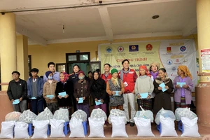 Trao 1.800 phần quà cho đồng bào vùng lũ 2 tỉnh Quảng Bình, Quảng Trị