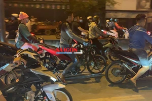 Hàng trăm quái xế tiếp tục đua xe gây náo loạn đoạn đường gần cầu Xáng huyện Bình Chánh. Ảnh: CHÍ THẠCH 