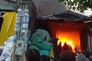 Cháy lớn tại 2 xưởng nhựa ở huyện Bình Chánh, khói đen bốc cao hàng chục mét