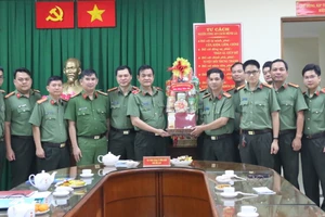 Thiếu tướng Lê Hồng Nam thăm, chúc tết cán bộ chiến sĩ Phòng Tham mưu Công an TPHCM