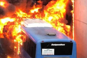 Chiếc xe buýt bốc cháy dữ dội 
