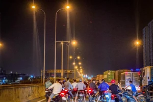 Hàng trăm “quái xế” chặn đường cao tốc tổ chức đua xe