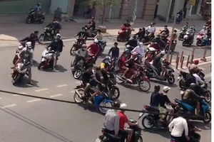 Hình ảnh nhóm "quái xế" nẹt pô,bốc đầu, gây rối trật tự công cộng ở đường Tô Ký, huyện Hóc Môn
