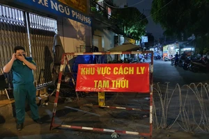 Phong tỏa con hẻm đường Quang Trung do có ca nghi mắc Covid-19. Ảnh: CHÂU TRỊNH 