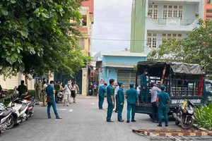 Lực lượng chức năng có mặt ở chung cư Bộ Công an, phường An Khánh, TP Thủ Đức vào sáng 9-6