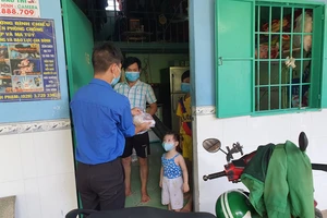 Phát cơm từ thiện cho bà con khó khăn ở phường Bình Chiểu, TP Thủ Đức. Ảnh: CHÍ THẠCH