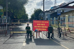 Lực lượng chức năng phong tỏa khu vực có ca nghi mắc Covid-19, phường Tam Bình, TP Thủ Đức. Ảnh: CHÍ THẠCH 