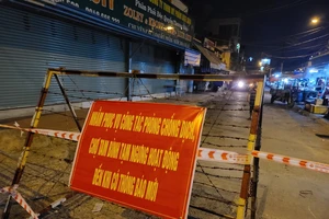 Chốt của lực lượng chức năng tại chợ Tam Bình, phường Tam Bình, TP Thủ Đức (TPHCM) vào tối 28-6. Ảnh: CHÍ THẠCH 