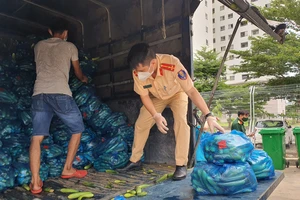 Trao tặng 2.000kg rau, củ cho người dân quận Bình Thạnh