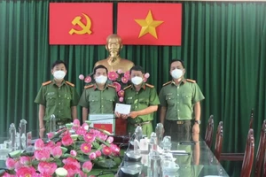  Đoàn công tác của Công an TPHCM do Đại tá Nguyễn Sỹ Quang, Phó Giám đốc Công an TPHCM làm Trưởng đoàn đã tới kiểm tra, thăm hỏi các bộ chiến sĩ của Công an huyện Bình Chánh