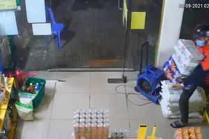 Hình ảnh cắt từ camera an ninh ghi nhận vụ việc