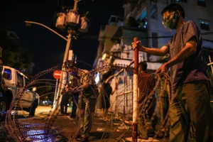 Lực lượng tháo gỡ rào chắn bằng khung sắt, dây kẽm thép gai ở giao lộ đườngTrần Minh Quyền – Điện Biên Phủ, phường 11, quận 10, TPHCM tối 29-9. Ảnh: DŨNG PHƯƠNG 
